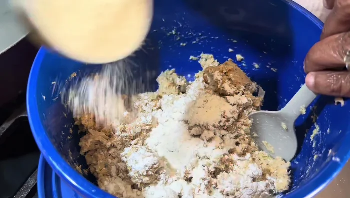 Ajouter la semoule de maïs blanche et la farine (ou des crackers écrasés).