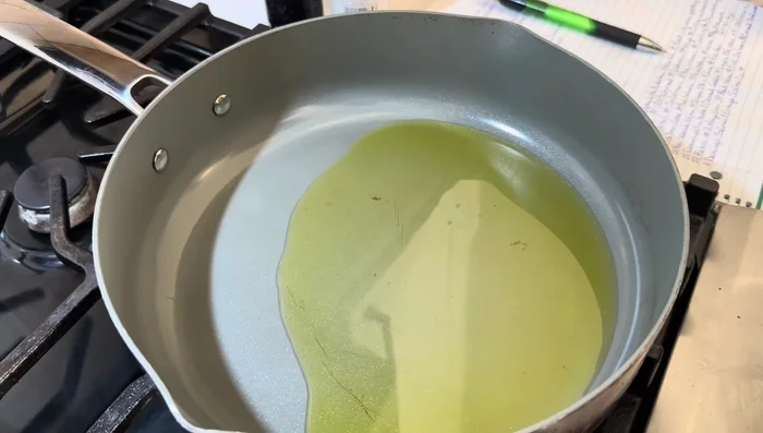 Faire chauffer un peu d'huile dans une poêle à feu doux.