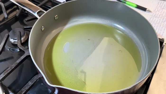 Cuire les galettes environ 2 à 3 minutes de chaque côté, jusqu'à ce qu'elles soient dorées et croustillantes.