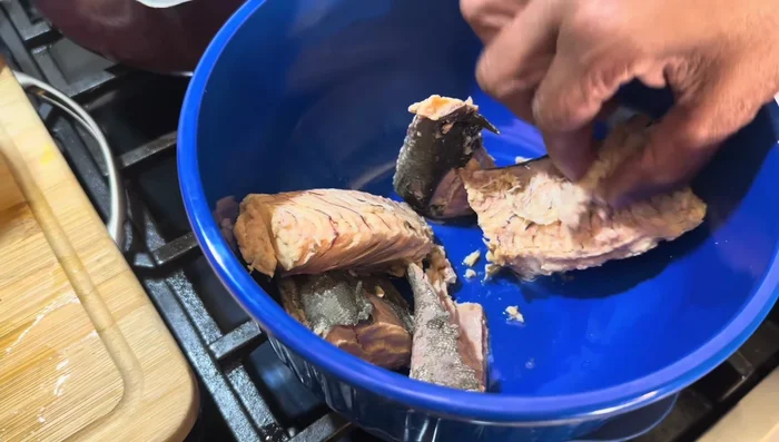 Préparer le saumon rose : Retirer les gros os et la peau.