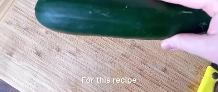 Couper les extrémités de la courgette puis la râper.