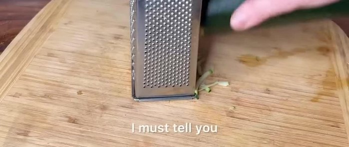 Ne pas essorer la courgette pour conserver son humidité.