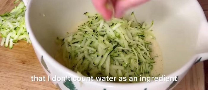 Ajouter la courgette râpée et bien mélanger jusqu'à obtenir un mélange crémeux.