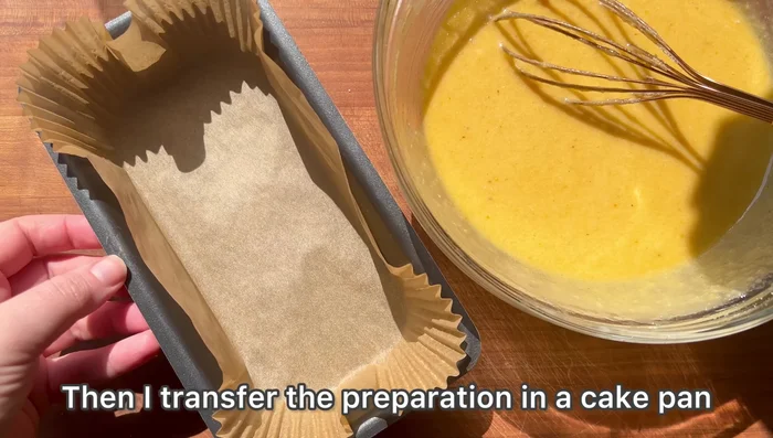 Transférer la préparation dans un moule à gâteau et enfourner à 180°C pendant 10 minutes.
