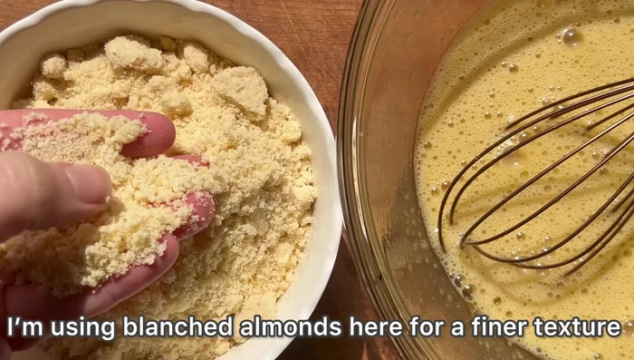 Incorporer 200g de poudre d'amande (sans peau) en mélangeant doucement puis plus vigoureusement pour lisser la pâte.