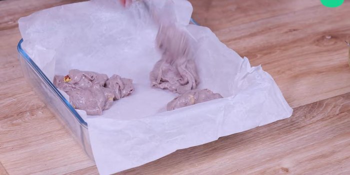 Déposez les pâtes à brownies en alternant les couleurs, puis marbrez la surface avec un cure-dent.