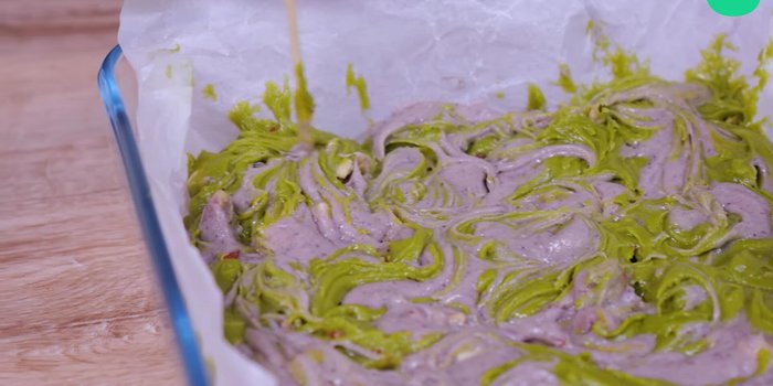 Terminez avec des morceaux de chocolat blanc et de noix de pécan.