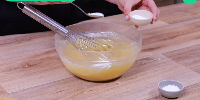 Incorporez la levure chimique et le bicarbonate de soude.