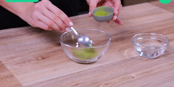 Préparez le matcha en le mélangeant avec de l'eau jusqu'à obtenir une consistance lisse.