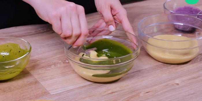 Ajoutez chaque colorant (matcha et ubé) dans un saladier de pâte.