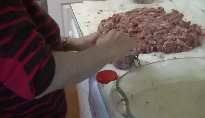 Remplissez les pots de conserve aux 3/4 de leur capacité. Ajoutez une feuille de laurier dans chaque pot.