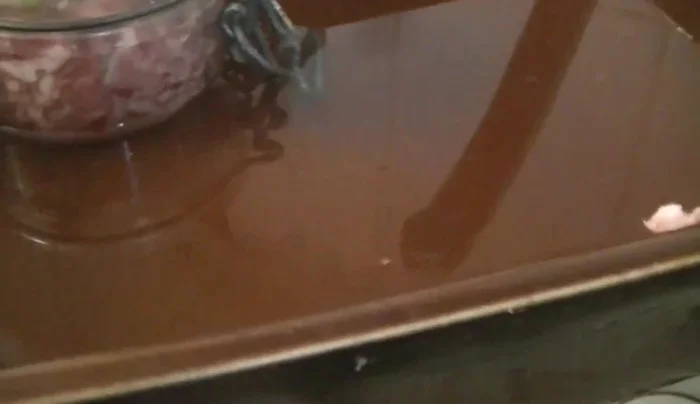 Placez les pots dans un plat allant au four, ajoutez de l'eau dans le plat (bain-marie).