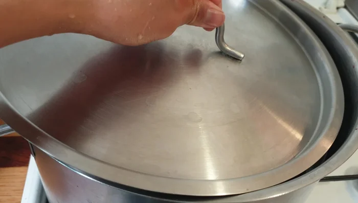 Faire bouillir l'eau lentement. Ajouter les œufs un par un à feu doux pour éviter qu'ils éclatent. Ajouter les feuilles de laurier.