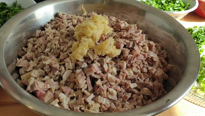 Faire bouillir le mélange. Ajouter les œufs, les feuilles de laurier, et l'ail (faire revenir l’ail avant). Couper la viande en petits morceaux et mélanger avec le porc.