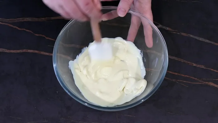 Préparer la ganache chocolat blanc pistache (le jour J): Faire fondre le chocolat blanc. Porter la crème à ébullition, verser sur le chocolat fondu, mélanger. Ajouter la pâte de pistache et mixer.