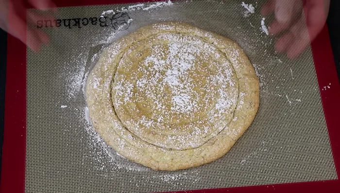 Montage : Imbiber le biscuit moelleux de sirop. Garnir le fond de tarte de praliné pistache, déposer le biscuit, ajouter un peu de praliné au centre puis la ganache chocolat blanc pistache. Laisser figer.