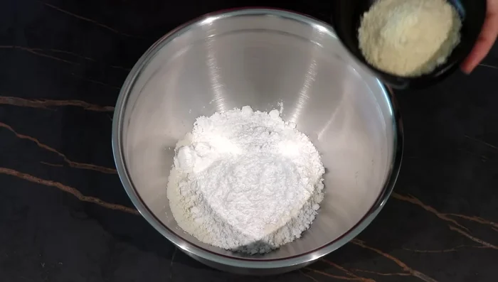 Préparer la pâte sablée : mélanger la farine, le sucre glace, la poudre d'amande et le sel. Ajouter le beurre froid coupé en morceaux et travailler du bout des doigts. Incorporer les œufs battus et former une boule. Laisser reposer au frigo minimum 2 heures (idéalement la veille).