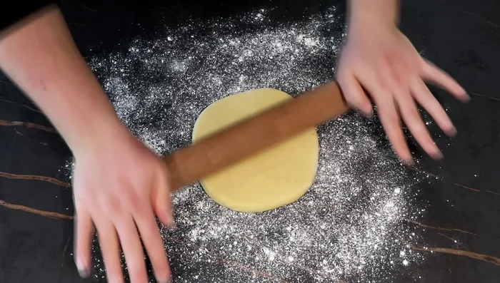 Étaler la pâte sur 3 mm d'épaisseur et foncer un cercle canelé de 20 cm. Reposer au frigo 3-4 heures.