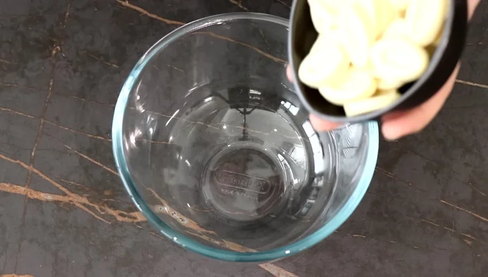 Préparer la ganache nuage fleur d'oranger (la veille): Réhydrater la gélatine. Faire fondre le chocolat blanc. Mélanger la fécule et le lait. Chauffer le lait à 90°C, ajouter le mélange fécule/lait, porter à ébullition. Retirer du feu, ajouter la gélatine essorée et la fleur d'oranger. Verser sur le chocolat fondu, mixer. Ajouter la crème froide et mixer.