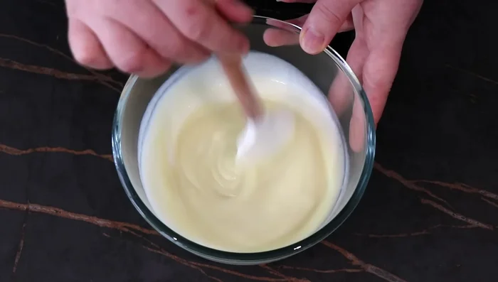Préparer le praliné pistache : torréfier les pistaches au four à 150°C pendant 15 minutes. Faire un caramel à sec, verser sur les pistaches refroidies, laisser durcir puis concasser et mixer en pâte.