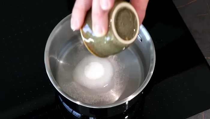 Préparer le sirop fleur d'oranger : faire bouillir eau et sucre 2 minutes, retirer du feu et ajouter la fleur d'oranger.