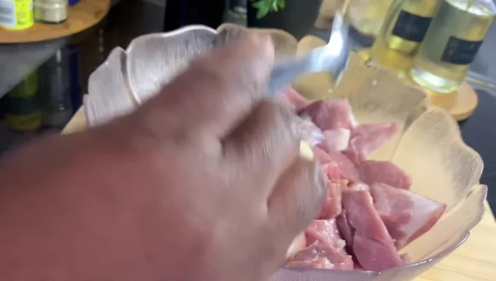 Ajouter à la viande des cuillerées de la première marinade, du bouillon végétal, de l’aroma et des oignons séchés.