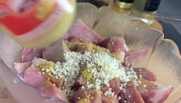 Ajouter 1 à 2 cuillères de moutarde et de l'huile à la viande marinée.