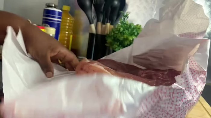 Découper un gros morceau de rouelle de porc (ou une autre partie charnue).