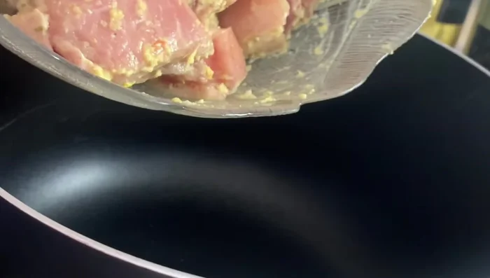 Laisser mariner la viande 3 à 4 heures, voire toute une nuit.