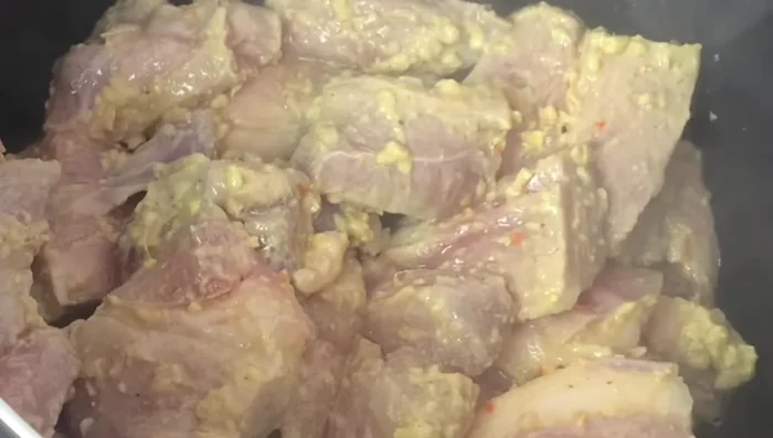 Faire bouillir la viande marinée dans une casserole pendant 5 à 10 minutes à feu moyen. Si la sauce est trop liquide, ajouter un peu d'eau (1 à 2 cuillères à soupe) et laisser mijoter jusqu'à réduction complète de la sauce.