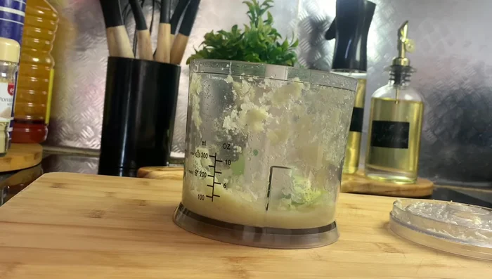 Préparation de la deuxième marinade : mixer le reste de gingembre, des poireaux, de l'oignon vert, de la ciboulette, du persil, et des poivrons jaunes et verts. Ajouter de l'huile pour faciliter le mixage.