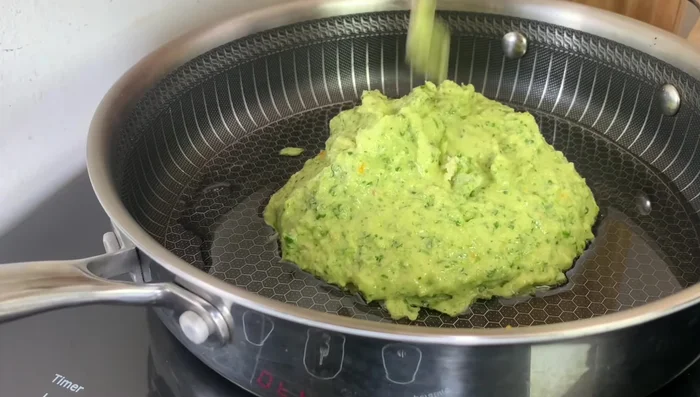 Faire revenir légèrement la deuxième marinade dans une poêle avec de l'huile pendant 5 à 10 minutes.