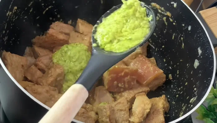 Ajouter une cuillère de la deuxième marinade à la viande braisée et mélanger.