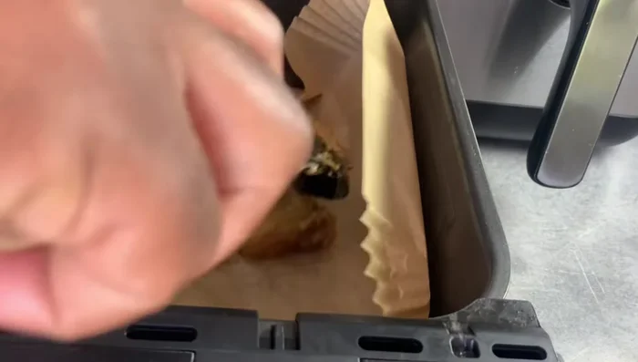 Préchauffer l'airfryer à 200°C. Placer la viande dans l'airfryer et cuire pendant 20 à 25 minutes.
