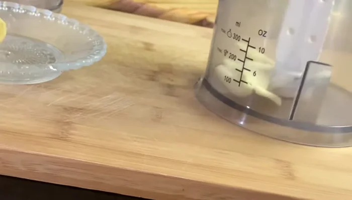 Préparation de la première marinade : mélanger gingembre, ail et shallots.
