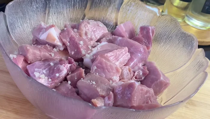 Saler la viande généreusement.