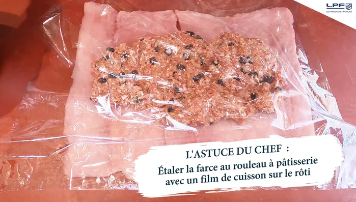 Envelopper le rôti avec le film alimentaire.