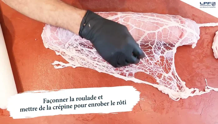 Recouvrir le rôti de crépine pour un meilleur maintien.
