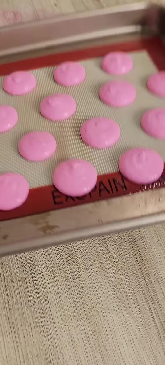 Dorer les macarons à distance pour éviter les grumeaux et les imperfections.