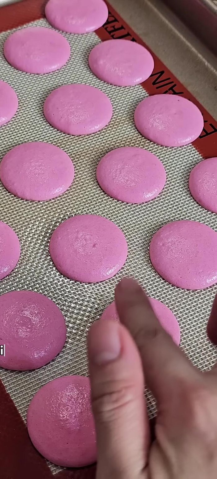 Les macarons cuits doivent être secs avant de les décoller.