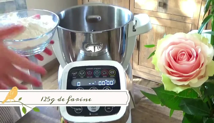 Ajouter la farine (125g) et les deux œufs au mélange.
