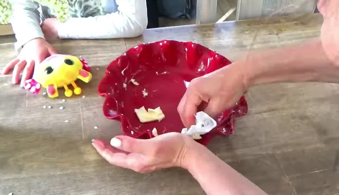 Beurrer et fariner un moule à clafoutis.