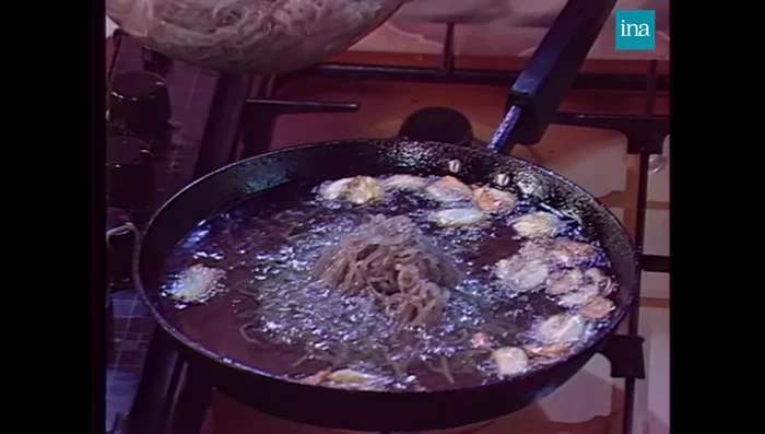 Ajouter les pibales dans la poêle chaude et les faire cuire jusqu'à ce qu'elles blanchissent. Assaisonner avec du piment de Cayenne.