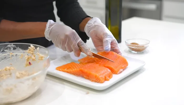 Couper les filets de saumon en deux, sans couper jusqu'au bout, pour former une poche.