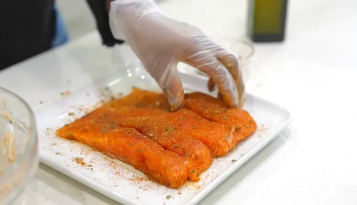 Farcir les filets de saumon avec le mélange de crabe.