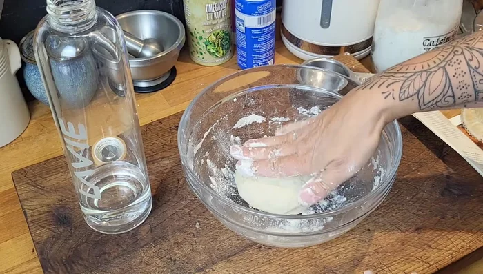 Mettre un peu de farine au fond d'un saladier. Déposer la pâte, couvrir et laisser reposer 1 heure minimum (plus longtemps si la température ambiante est inférieure à 22-23°C).