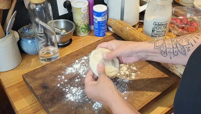 Étaler chaque boule en cercle finement à l'aide d'un rouleau à pâtisserie. Pour obtenir un cercle régulier, tourner la pâte d'un quart de tour à chaque passage du rouleau.