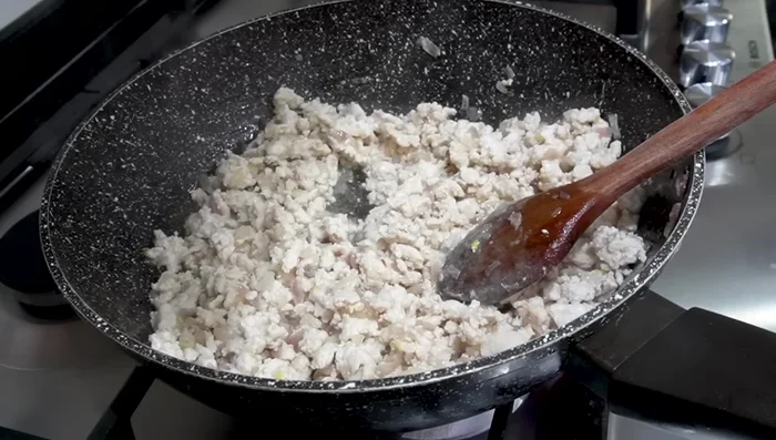 Ajouter des champignons et laisser mijoter.