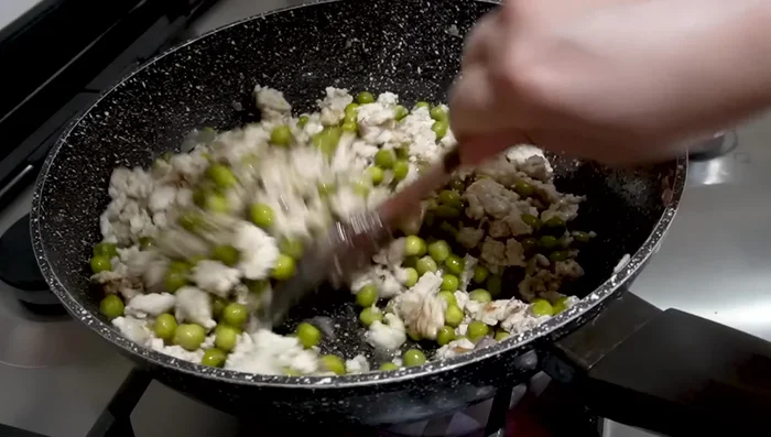 Ajouter de la pulpe d'oignon et laisser le poulet cuire.