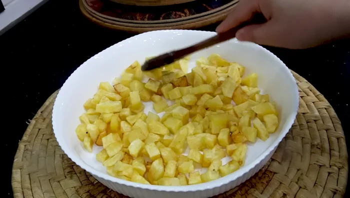 Faire frire des pommes de terre coupées en petits dés et assaisonnées de sel.